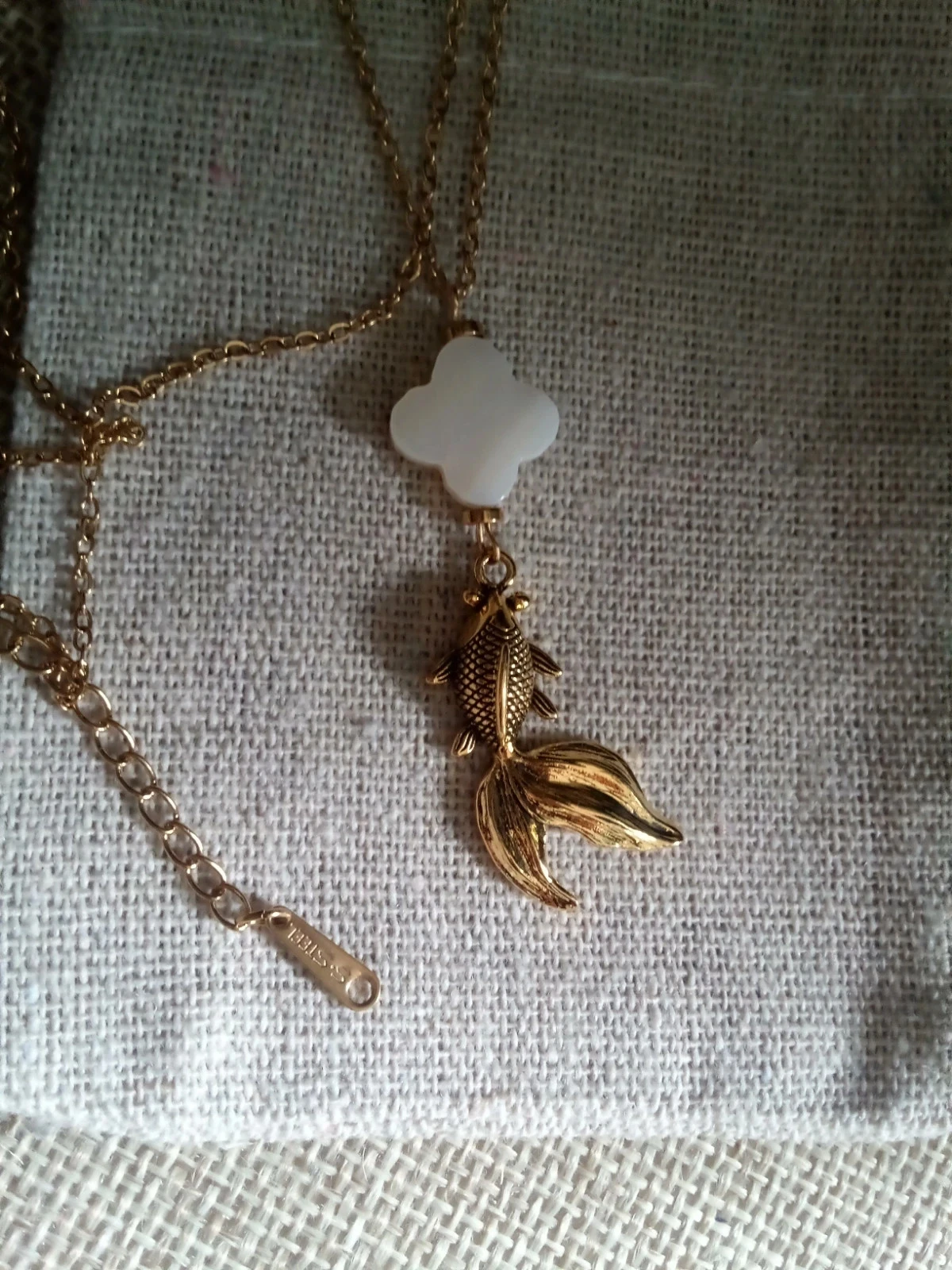 Collier poisson doré et trèfle à quatre feuilles en na'cre blanche naturelle – photo 4